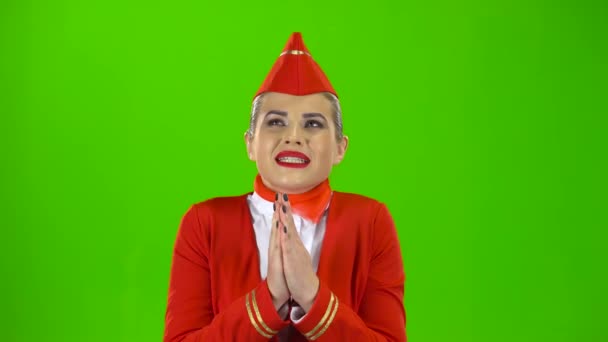 Stewardess drückt die Daumen Green Screen — Stockvideo