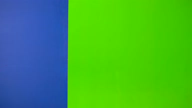 Kız mavi Pano arkasından bakıyor ve elini işaret eder. Yeşil ekran