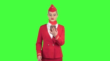 Telefon ile kadın ve bir ileti yazar. Yeşil ekran