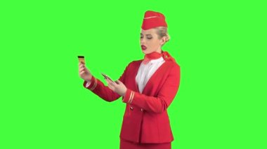 Hostes kız Kırmızı elbiseli kullanarak kredi kartı kodunu almaya gitti. Yeşil ekran