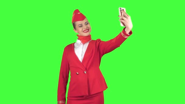 Stewardess doet selfie. Groen scherm — Stockvideo