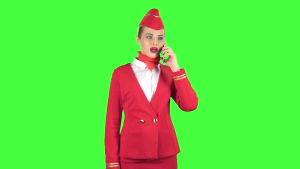 Lány stewardess beszél a telefonon, és boldog. Green Screen — Stock videók