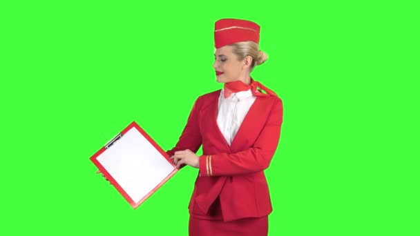 Stewardess felveti egy piros dosszié-val egy fehér papírlapra. Zöld képernyő — Stock videók