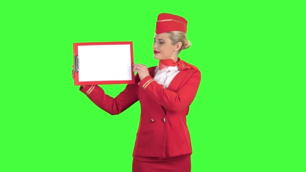 La hostess solleva una cartella rossa con un foglio di carta bianco. Schermo verde — Video Stock