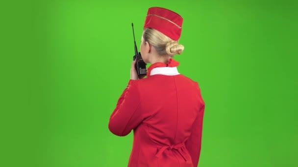 Stewardessa mówi na walkie talkie. Zielony ekran. Widok z tyłu — Wideo stockowe