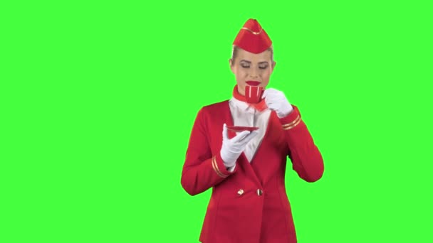 Stewardess in Handschuhen trinkt Kaffee mit rotem Becher. Green Screen — Stockvideo