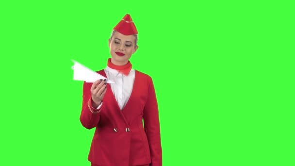 A rapariga está a lançar um avião de papel. Tela verde — Vídeo de Stock