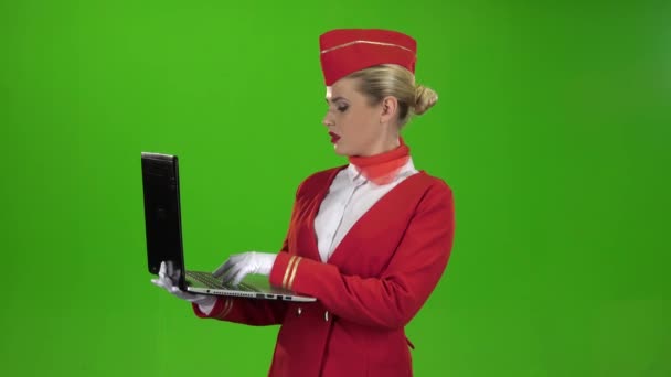 Stewardess nyomtatja ki a szöveget a laptop. Zöld képernyő — Stock videók