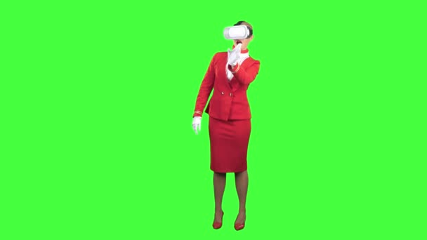 Αεροσυνοδός στα γυαλιά εικονικής πραγματικότητας. Πράσινη οθόνη — Αρχείο Βίντεο