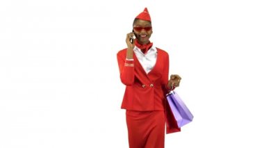 Afro Amerikan alışveriş torbaları ile shes bir uçuş görevlisi Evet geliyor. Alfa kanalı
