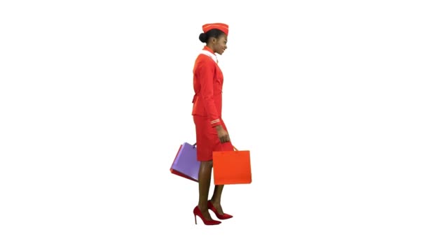 Chica afroamericana viene con bolsas de la compra shes una azafata. Canal alfa. Vista lateral — Vídeos de Stock