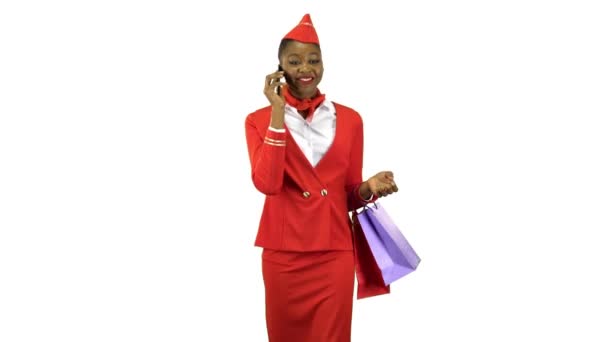 Afroamerikaner kommt mit Einkaufstüten und telefoniert, sagt eine Flugbegleiterin. Alpha-Kanal — Stockvideo