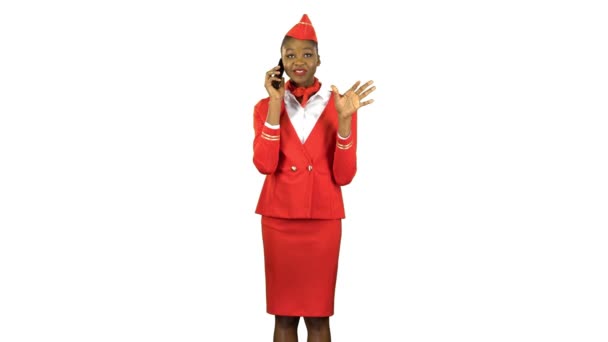 Stewardess afro amerikai beszél a telefonon, és a pár lépésre található. Alfa-csatorna — Stock videók