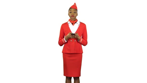 Afro-Amerikaanse vrouw stappen met de telefoon en schrijft een bericht, dat ze is een professionele flight attendant. Alfakanaal — Stockvideo