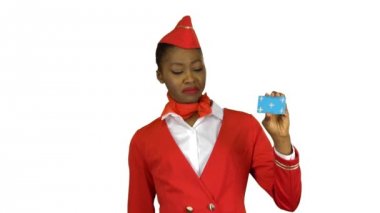 Afro Amerikan hostes kız bir kart yükseltir ve bir başparmak aşağı gösterir. Alfa kanalı