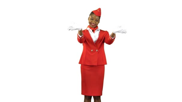 Stewardessa w białe rękawiczki gesty wskazujące, gdzie jest wyjście awaryjne. Kanał alfa — Wideo stockowe
