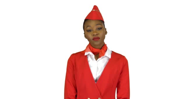 Die afroamerikanische Stewardess lächelt und blickt in die Ferne. Alpha-Kanal — Stockvideo