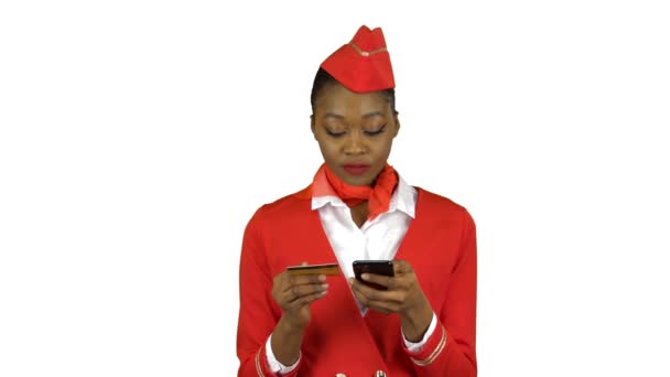 Stewardess menina afro-americana está pegando o código de cartão de crédito em seu smartphone. Canal Alfa — Vídeo de Stock