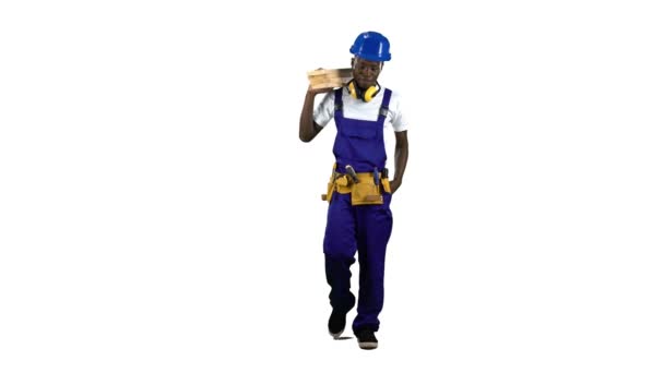 Οικοδόμος Αφρικανικός Αμερικανός πηγαίνει να εργαστεί με ξύλινες σανίδες στα χέρια του. Κανάλι άλφα — Αρχείο Βίντεο