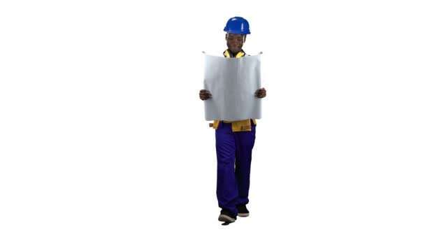 African American ingenjör går bär en ritning av byggnaden. Alfakanal — Stockvideo