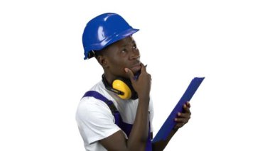 Afro-Amerikan foreman ölçümleri bir kalemle kağıt tablet üzerinde yazar. Alfa kanalı