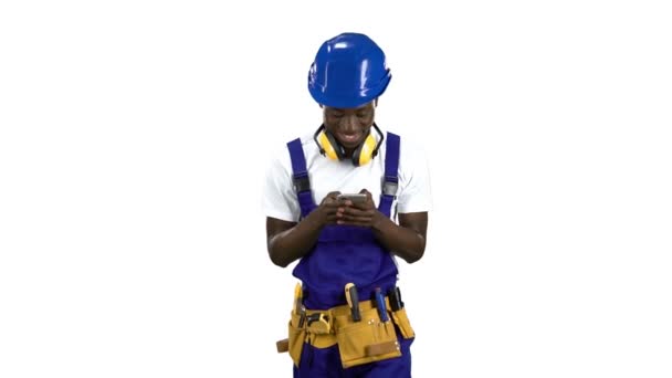 Negro builder writes a message on the phone. Alpha channel — Stock Video