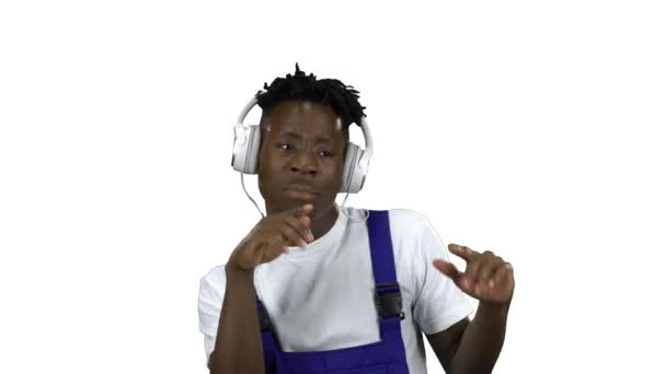 Afrikaanse Amerikaanse arbeider luistert naar muziek in de koptelefoon. Alfakanaal — Stockvideo