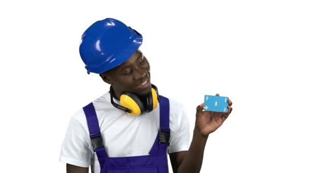 Construtor Africano Americano levanta cartão azul e mostra okey. Canal Alfa — Vídeo de Stock