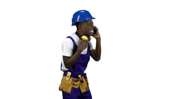 Builder afroamerikan talar på telefonen och skrik. Alfakanal — Stockvideo