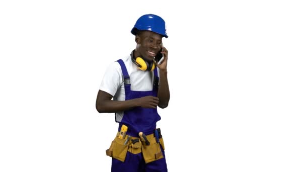 Εργοδηγός Αφρικανικός Αμερικανός μιλάει στο τηλέφωνο. Κανάλι άλφα — Αρχείο Βίντεο