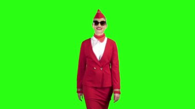 Hostes güneş gözlüğü gider ve flört kırpmak. Yeşil ekran. Ağır çekim