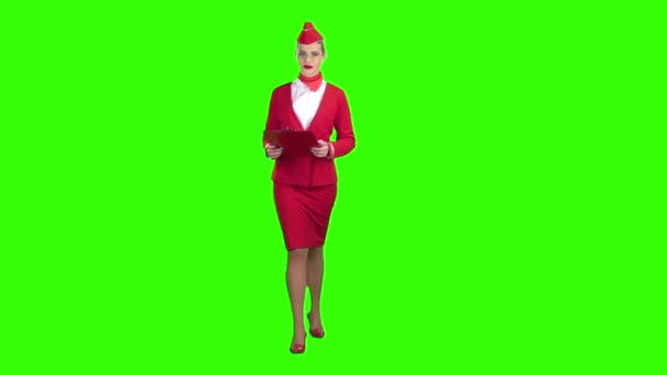 Женщина шагает с красной папкой в руках. Зеленый экран. Медленное движение — стоковое видео