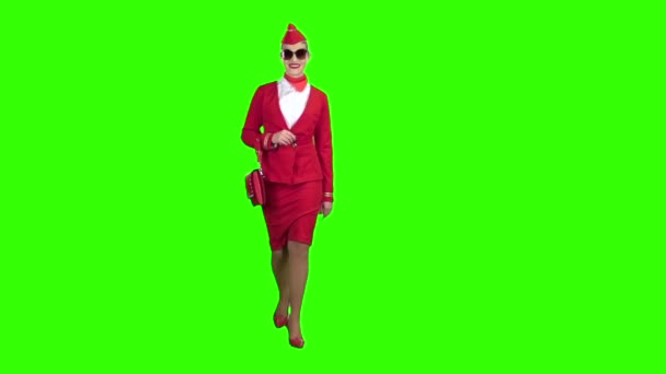 Meisje stappen en golven, ze is de stewardess. Groen scherm. Slow motion — Stockvideo