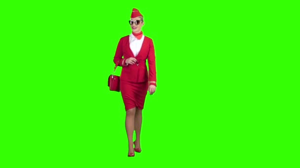 Lány lépéseket és a hullámok, ő a stewardess. Zöld képernyő. Lassú mozgás — Stock videók