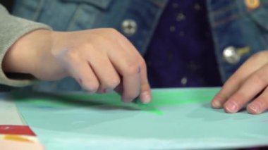 Kağıda boya kalemleri çizilmiş küçük kalemleri kapat