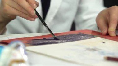 Kapalı küçük kalemler kağıt üzerinde bir fırçayla çizilir