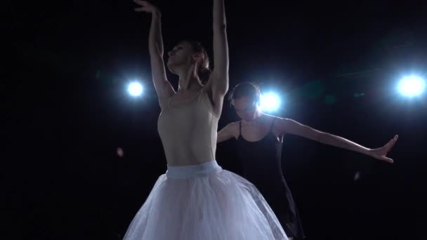 Zarte Ballerinen in weißen und schwarzen Tutus, die sich im Tanz drehen. Nahaufnahme, Zeitlupe. — Stockvideo