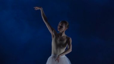 Tutu giymiş zarif balerin bale yapıyor. Yaklaşın, ağır çekim..