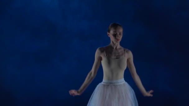Athletische Ballerina im Tutu, die Ballett vorführt. Zeitlupe in Nahaufnahme. — Stockvideo