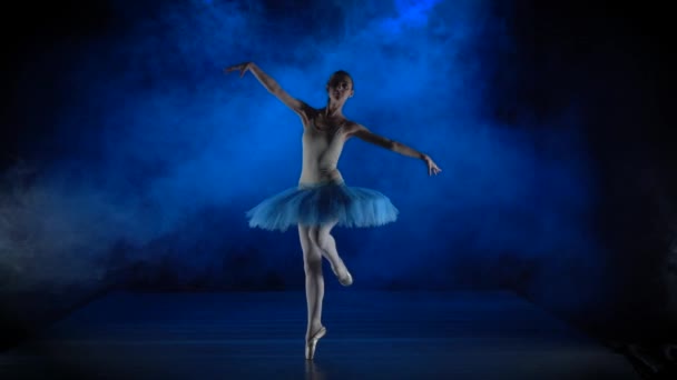 Ballerina v tutu dělá rozštěpy ve skoku. Zpomalený pohyb. — Stock video