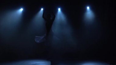 Balerin etekli çekici balerin modern bale öğeleri. Yavaş çekim.