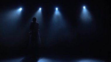 Çağdaş bale figürleriyle balerin ayartmak. Yavaş çekim.