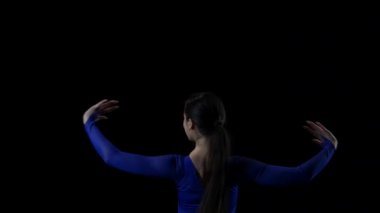 Modern bale kıyafetleri içinde sevimli bir balerin. Yavaş çekim.