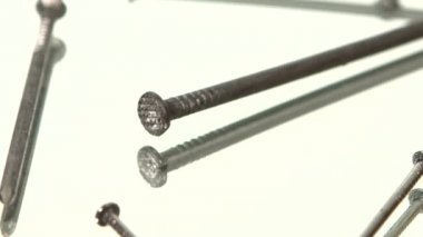 Beyaz üzerine metal çiviler, döndürme, yansıtma, kapat