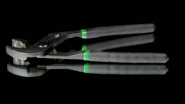 黑色、反光、旋转的管钳 — 图库视频影像