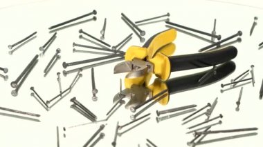 Mini kesiciler sarı, gri saplı çiviler arasında beyaz, dönüş, yansıma