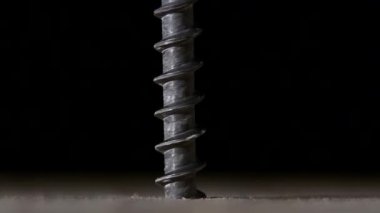 Bir adam matkap ve tornavida kullanıyor, tahta tabakta, siyah, yavaş çekim, yakın çekim