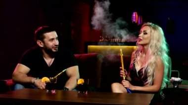 Genç ve seksi insanlar dinlenme odasında nargile içiyor.