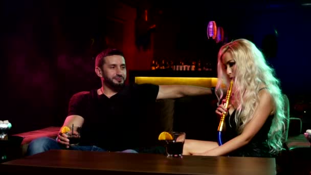 Cuplu de fum de la țeavă shisha. cuplu vorbind — Videoclip de stoc