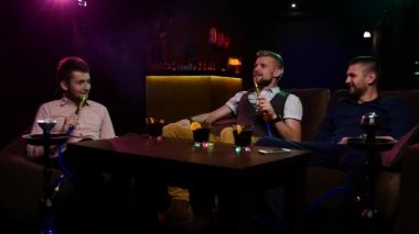 Grup Çocukları kantinde nargile içiyor. Yavaş çekim